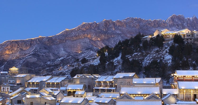 the great wall with snow at night