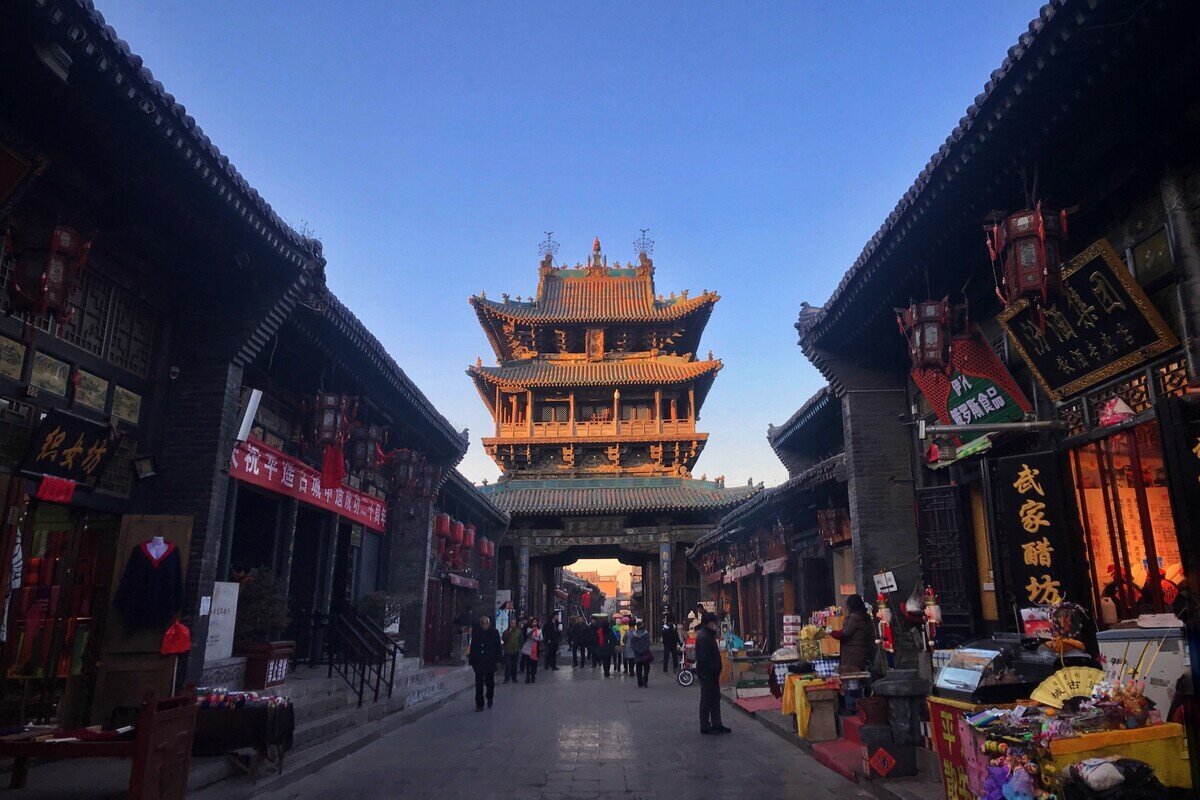Strada storica e torre della città antica di Pingyao