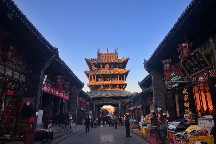 Strada storica e torre della città antica di Pingyao