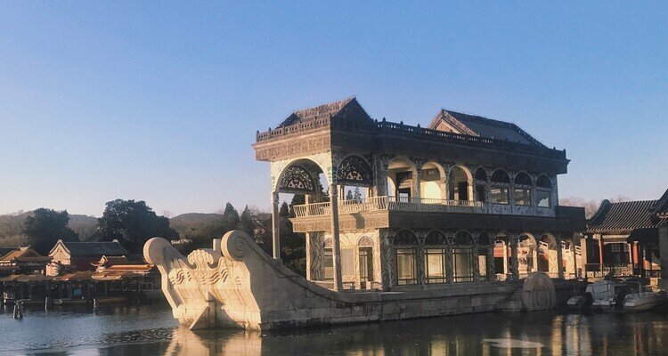 La Barcaza de Mármol sobre el lago Kunming congelado del Palacio de Verano