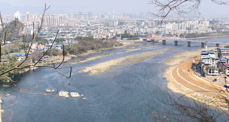 冬の桂林市と水量が減少する漓江