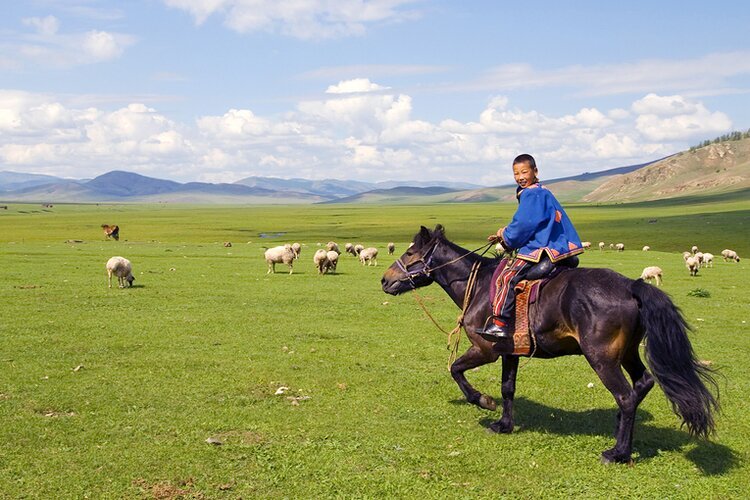 Хулунбуэрская степь — красивое место для съёмок в монгольском костюме