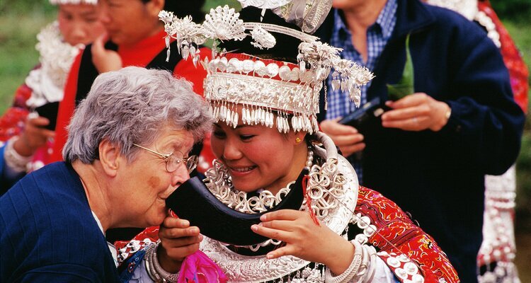 Es una costumbre Miao ofrecer a los visitantes vino de un cuerno.
