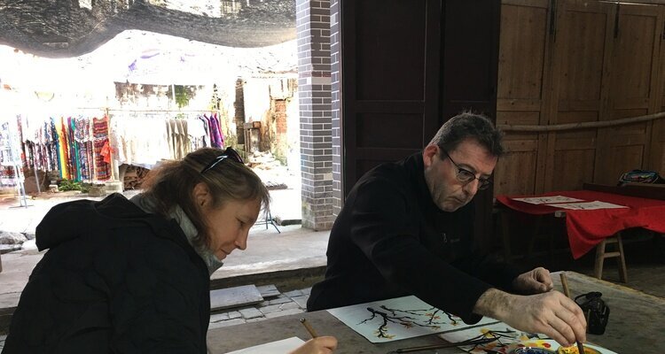 Apprenez à peindre sur un éventail à la village de Fuli