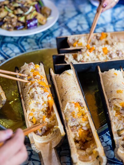 Dégustation d'un repas familial typique de l'ethnie Zhuang à Longji