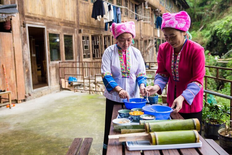 Los lugareños están haciendo arroz de bambú