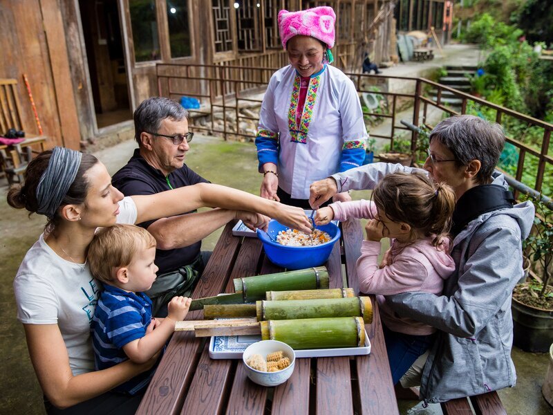 Preparare il riso cotto nel tubo di bambù