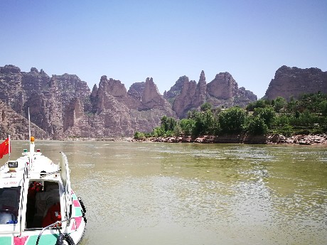 石窟に向かう辺りの山容の景色