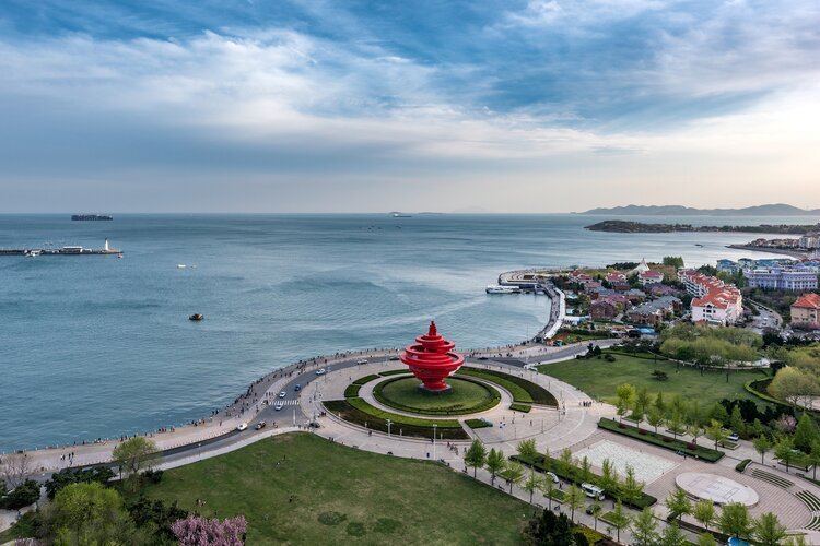 Современный Циндао: набережная и знаменитая красная скульптура Мая