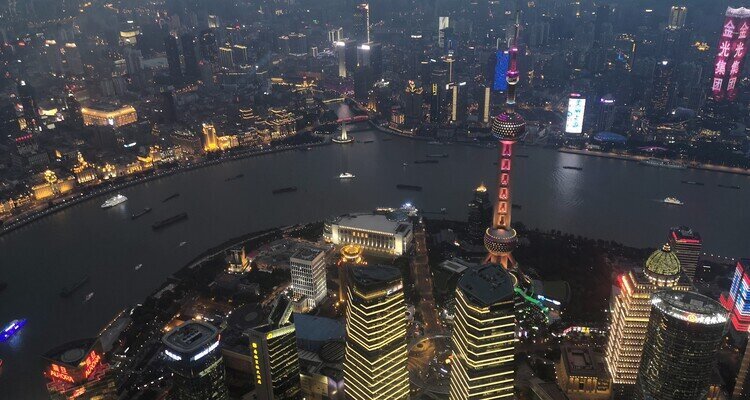 Vista nocturna de Pudong desde la Torre Shanghai.