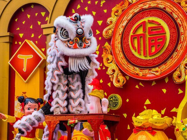 Danza del león durante una celebración festiva en China