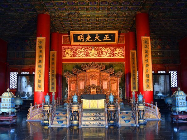 Sala imperiale della Città Proibita di Pechino con decorazioni tradizionali cinesi