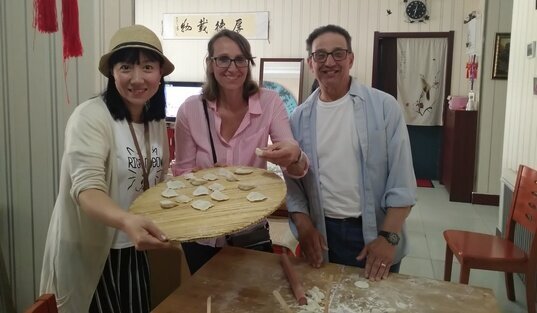 Faire des dumplings et cuisiner chez les résidents