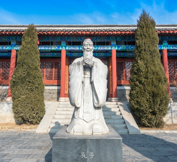 confucius statue in tiananmen square