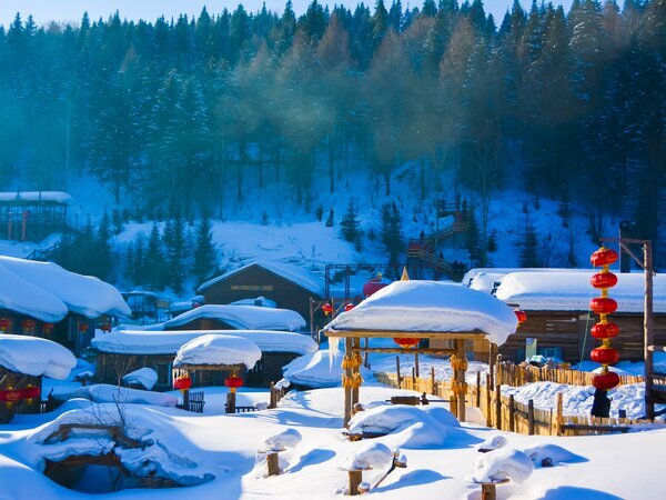 Xuexiang, il Villaggio della Neve, con case e paesaggi ricoperti di neve