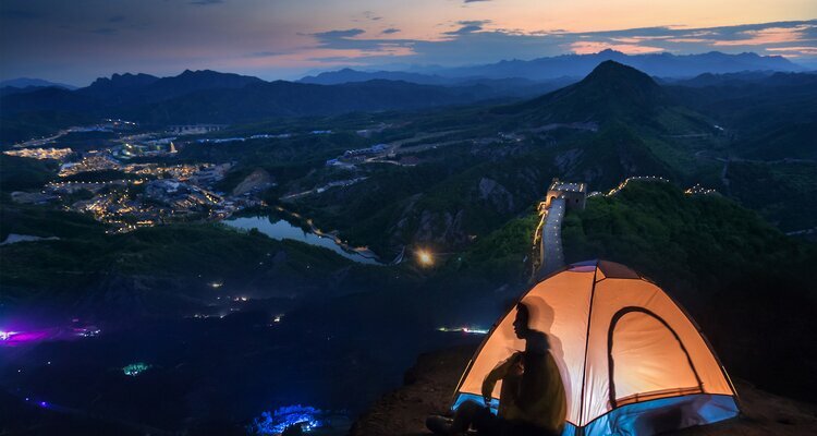 Vive la experiencia de acampar de noche en la sección de Simatai de la Gran Muralla.