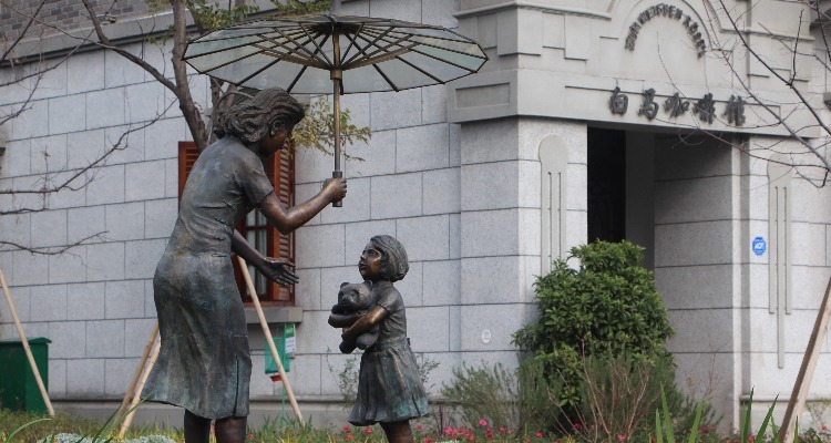 the sculpture of a woman and a child