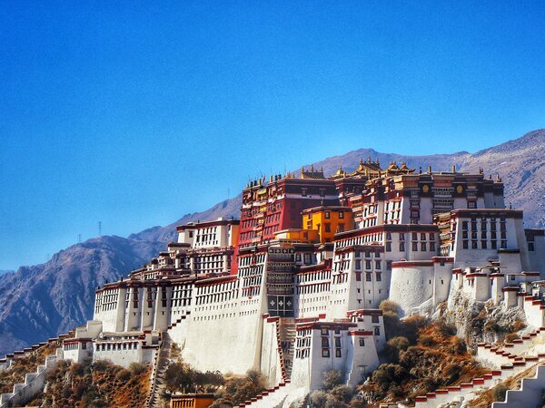 Palazzo del Potala a Lhasa durante il viaggio sul Tetto del Mondo in Cina di 15 giorni