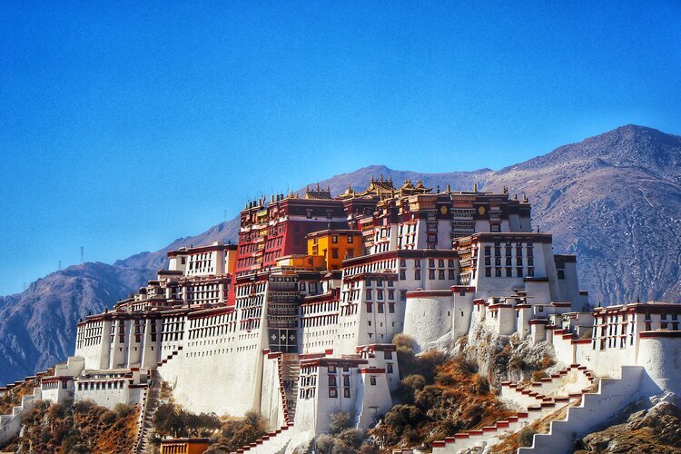 定番の旅：聖都ラサと聖湖ヤムドクの絶景巡りツアー　4日間