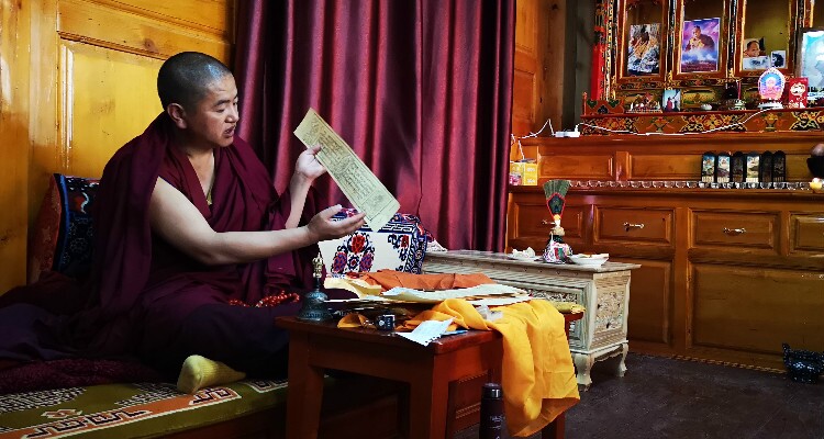 Talk with a lama in his dormitory
