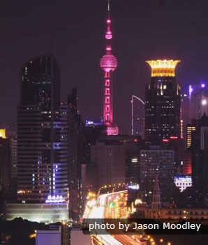 The pink Oriental Pearl Tower at night