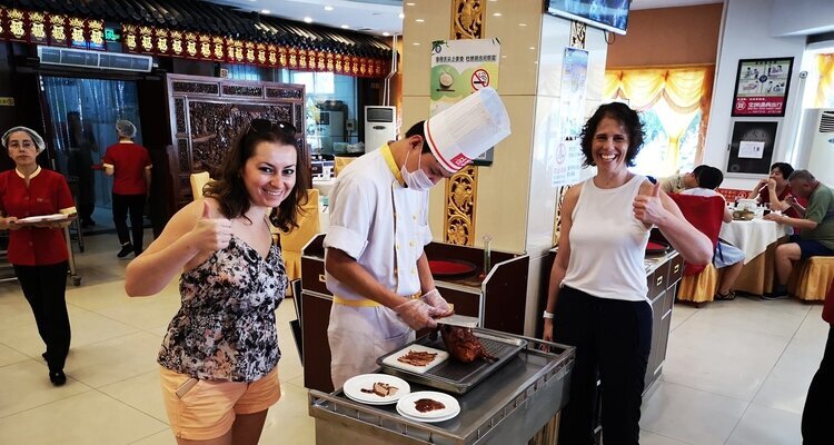 Nuestros huéspedes disfrutan del famoso pato laqueado de Pekín