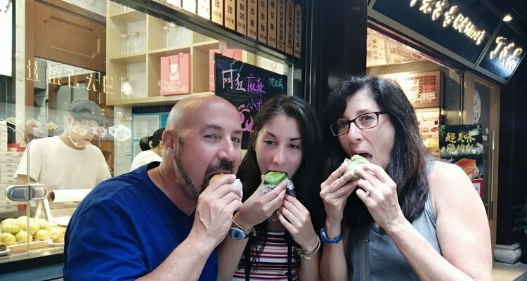 Nuestros clientes probaron los aperitivos callejeros de Shanghái.