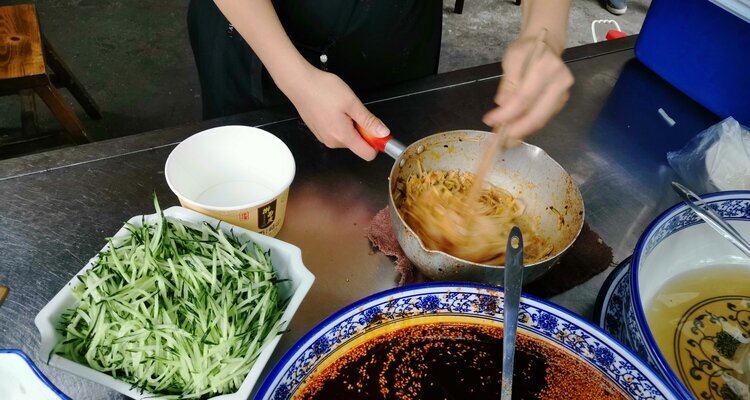 回民街で西安グルメを味わい