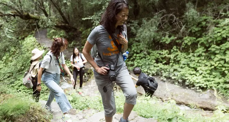 Hiking in the Dengsheng Gorge