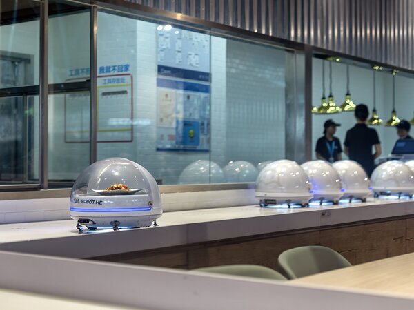 Vive la experiencia de un restaurante atendido por robots