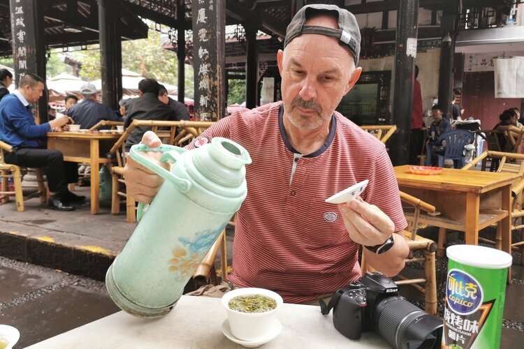 tomar té en la Plaza del Pueblo de Chengdu