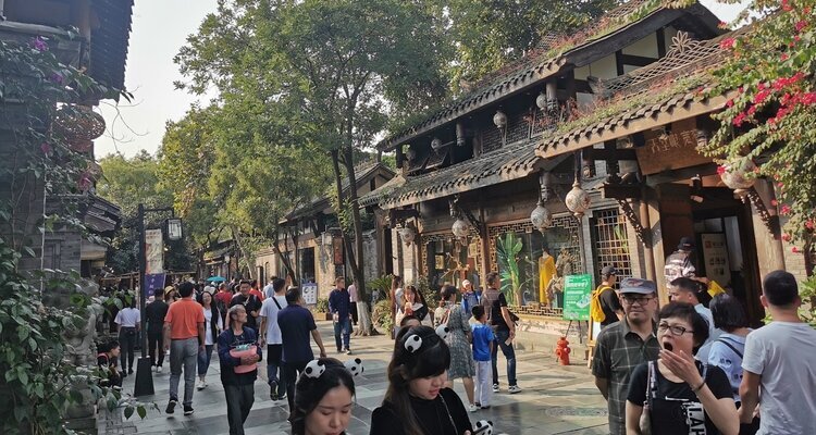 Explore Kuanzhai Alleys, without too many crowds