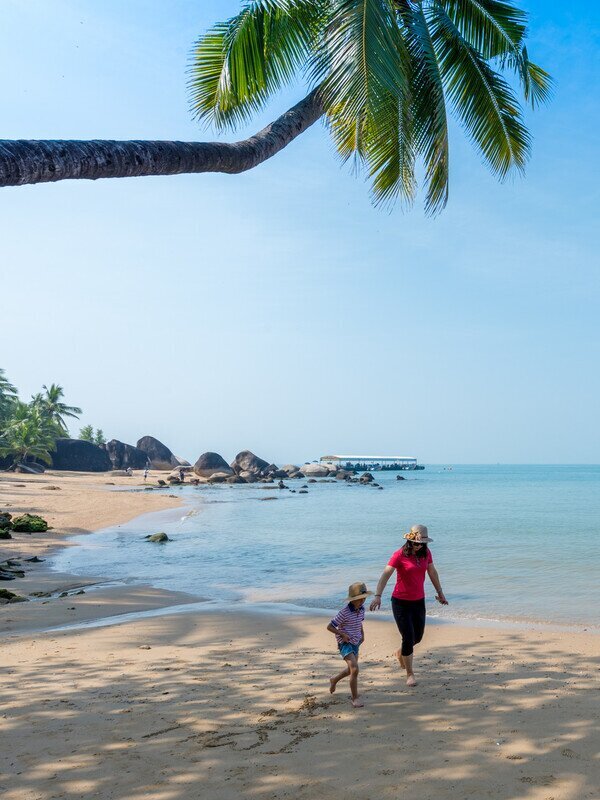 Una pausa di relax sulle spiagge tropicali di Sanya, tra palme, sabbia e mare