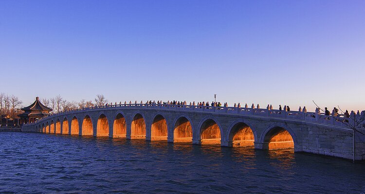 Alrededor del solsticio de invierno, en el Puente de los Diecisiete Arcos aparece el famoso fenómeno del “rayo dorado atravesando los arcos”.