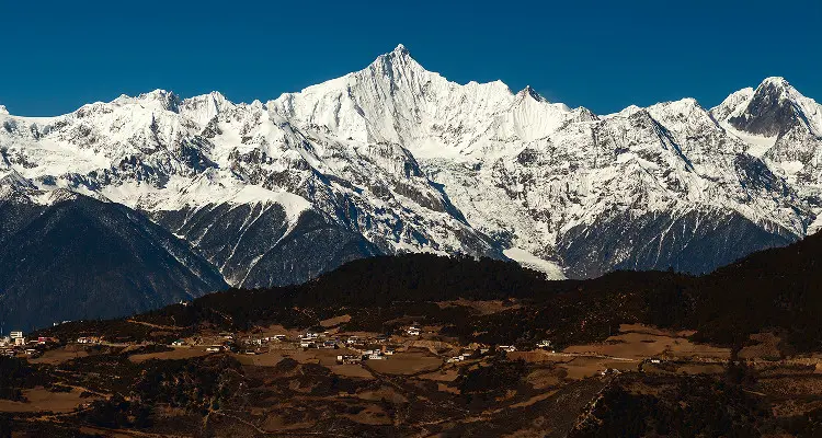 the snow peaks of Meili Mountain