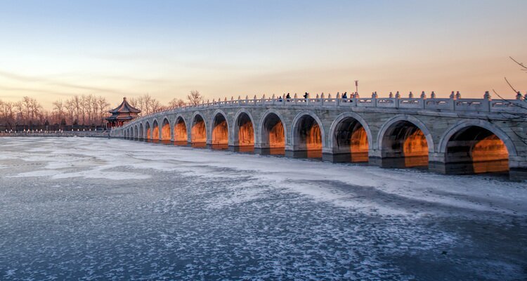 El Puente de los Diecisiete Arcos cubierto de nieve durante el invierno en el Palacio de Verano