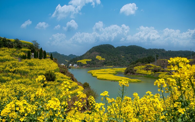 Hiking along Xin An River 