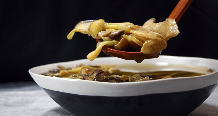 Yěshēng Jùn Huǒguō (野生菌火锅) – Wildpilz-Hotpot
