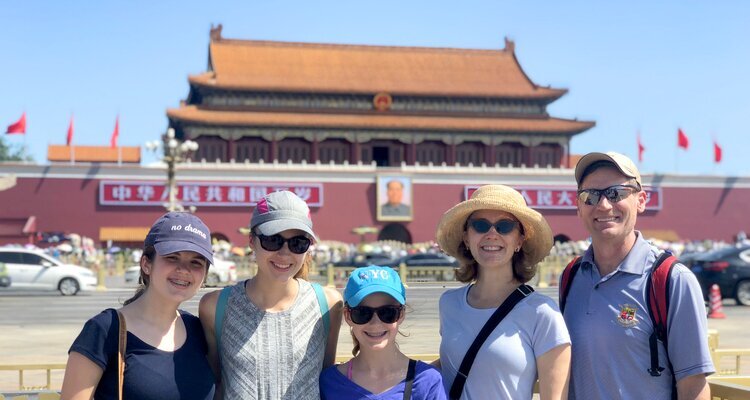 Verano: nuestros clientes posando para una foto en la Plaza de Tiananmen