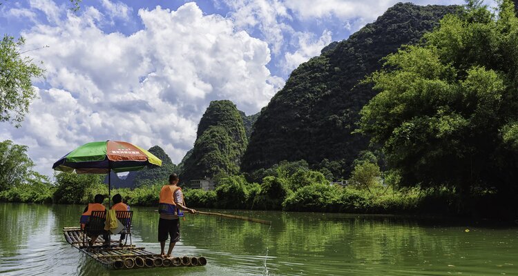 遇龍河（ヨウロンガ）で竹筏（バンブーラフト）
