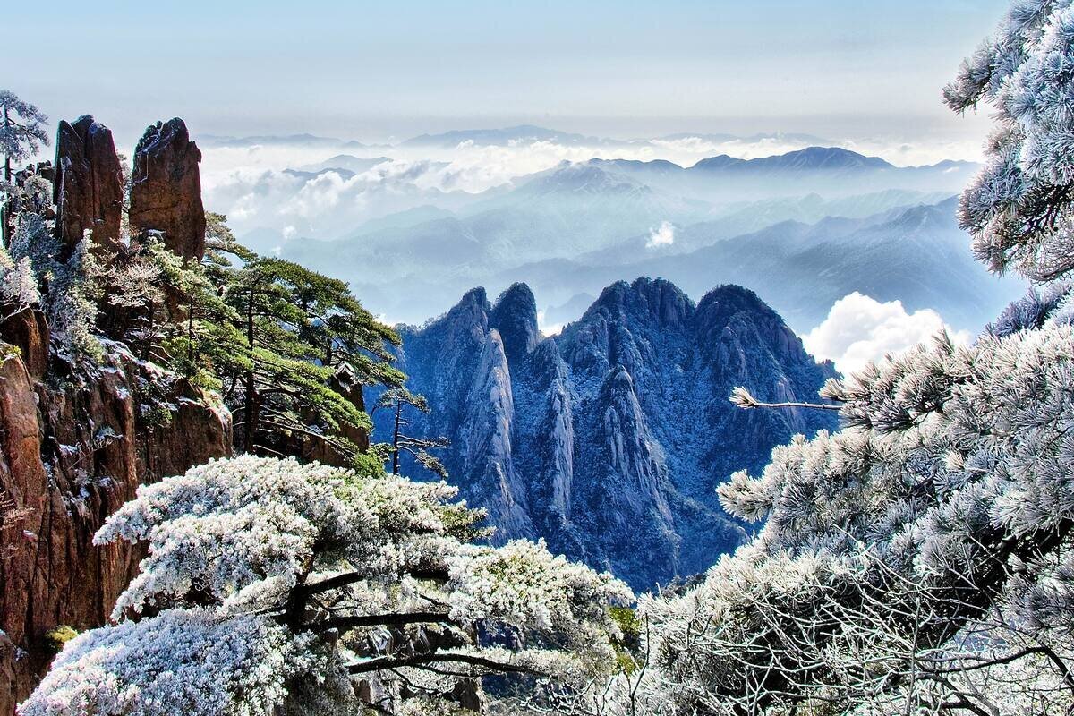 Monte Huangshan innevato con galaverna e mare di nuvole