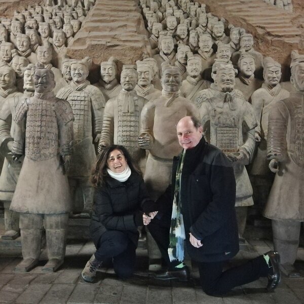 Tomarse una foto grupal frente a los Guerreros de Terracota