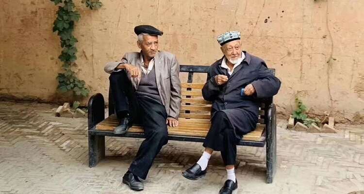 Locals chatting in Kashgar Old City