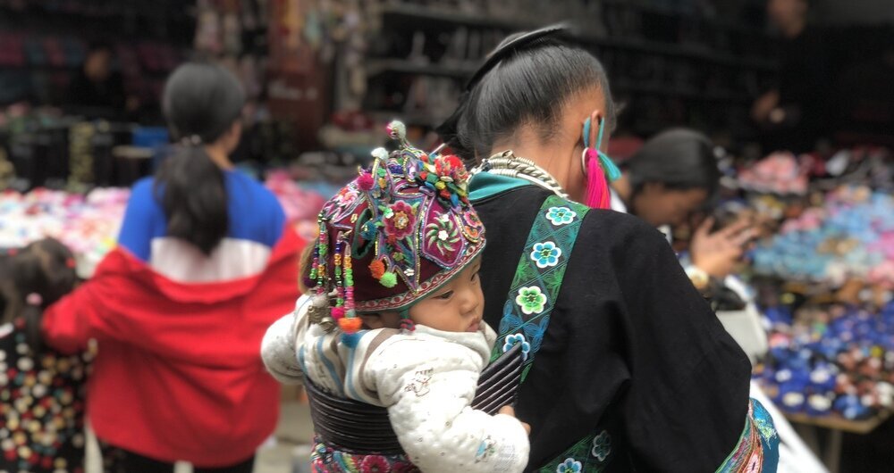 Les minorités ethniques du Guizhou se rendent au marché