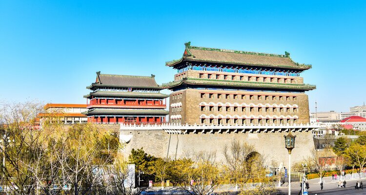 Torre de flechas de la Puerta Zhengyang bajo cielo azul en Pekín