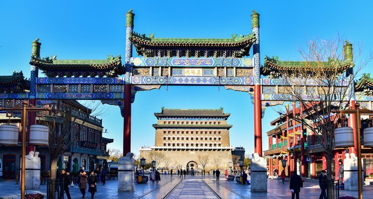 Calle Qianmen con la Puerta Zhengyang al fondo en Pekín