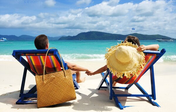 Viaje tranquilo en China: descanso en sillas de playa frente al mar en un entorno relajado