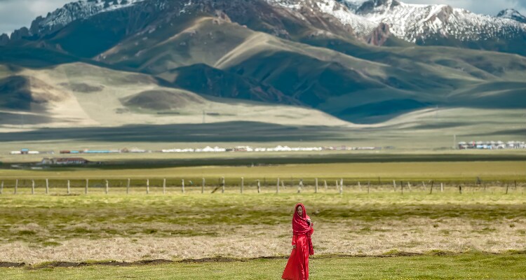 a lady stand by Nuoergai wetland