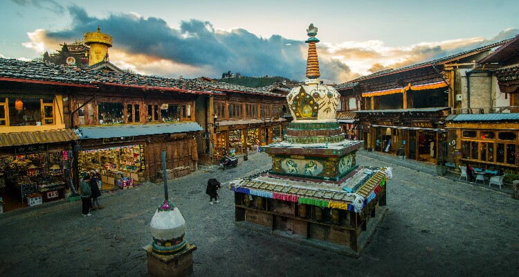 White pagoda in Shanri-La Old Town