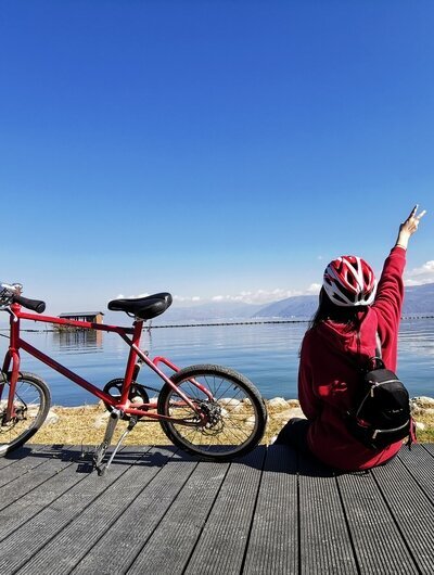 Montar bici a lo largo de Erhai